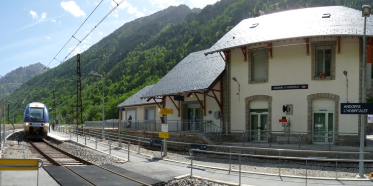 Un tren s’aproxima a l’estació de l’Ospitalet, situada a poc més de 12 km de la frontera andorrana.