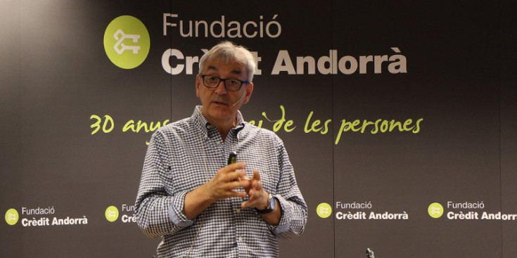 El doctor Rosselló en un moment de la seva ponència a la Fundació Crèdit Andorrà.