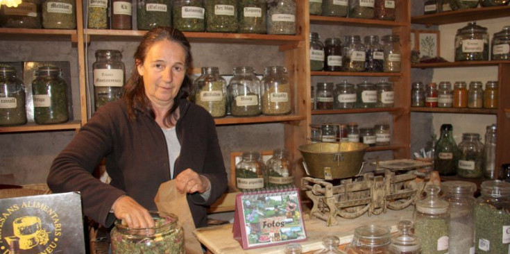 Böringer prepara herbes a la seva botiga d’Ossera.