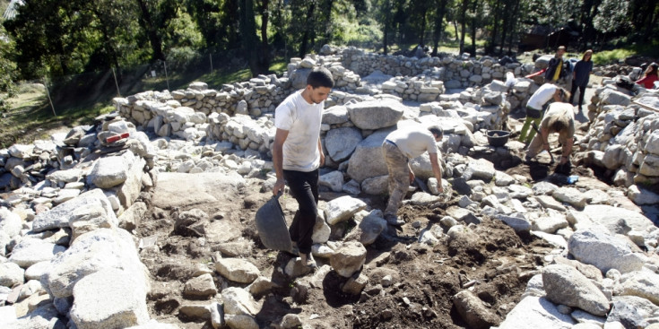 Diversos arqueòlegs treballen en les excavacions de la Margineda, al 2013.