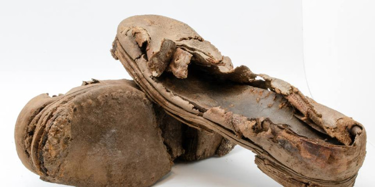 Les sabates que portava l’home exhumat a Soldeu i la moneda francesa anterior a 1941.