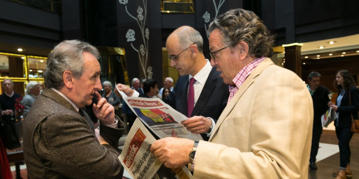Bartumeu, Martí i Dolsa, llegeixen El Periòdic News, ahir, a la presentació.