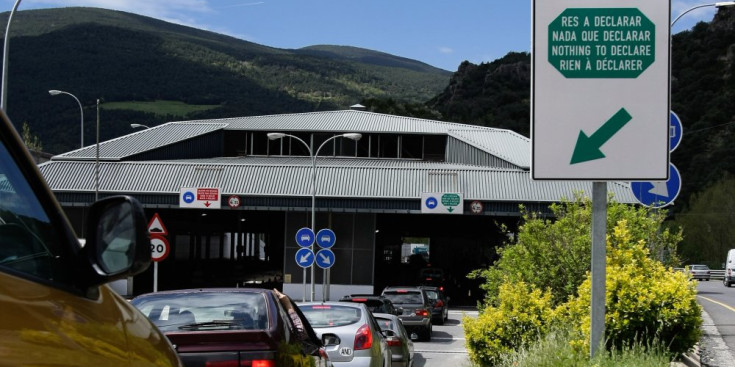 Vehicles provinents d’Andorra entren a les instal·lacions de la duana espanyola.