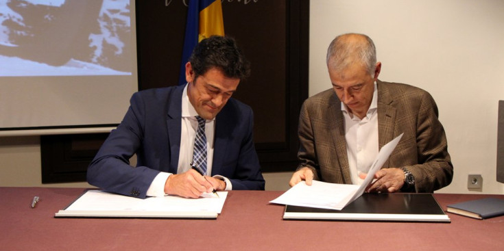 Mortés i Viladomat signen el contracte de la concessió.