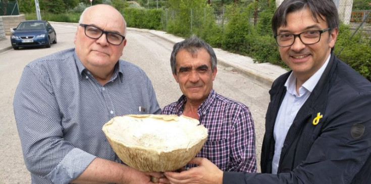Jordi Travé, José Antonio Ruiz i Ramon Minoves, amb el moixeró de 3,05 kg trobat a l'Alt Urgell.
