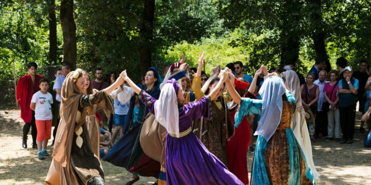 Un grup de dansa medieval durant la primera edició del Festival Andosinoi, l’any passat.