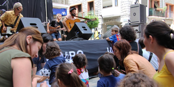 El grup Xiula fa ballar als més petits de casa a la plaça Guillemó, ahir.