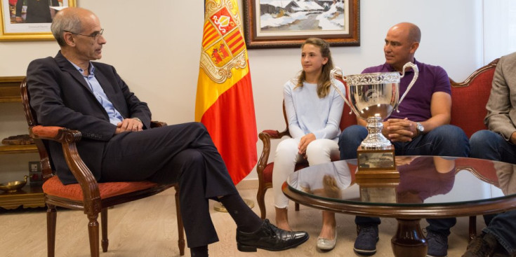 El cap de Govern, Toni Martí, amb la tennista Vicky Jiménez i el seu pare i entrenador, Joan Jiménez, avui a Govern.
