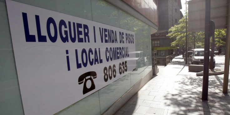 Imatge d’un cartell que informa de lloguers i vendes de pisos.