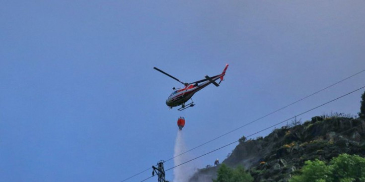 L'helicòpter tira aigua a la zona.