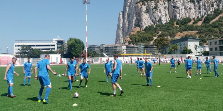 Els jugadors del Vallbanc FC Santa Coloma preparen el partit de la Lliga de Campions, ahir.