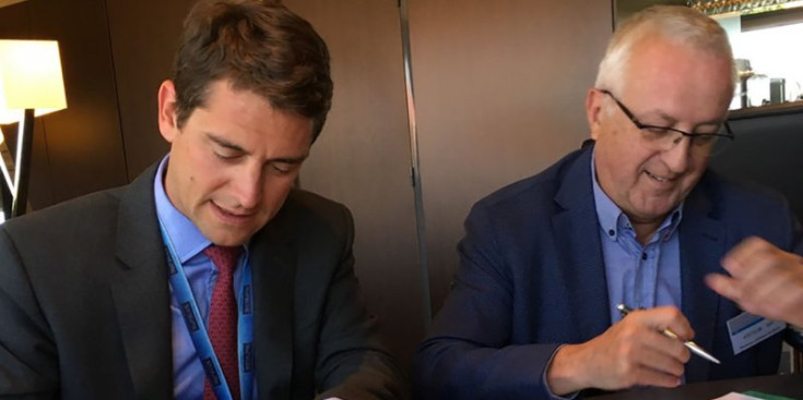 El director general de Navblue, Thomas Lagaillarde, i el president de la Cambra de Comerç, Miquel Armengol signen l'acord per a l'estudi de viabilitat de l'aeroport.
