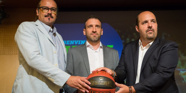 Francesc Solana, Ibon Navarro i Gorka Aixàs durant la presentació de l’entrenador a la seu de MoraBanc.