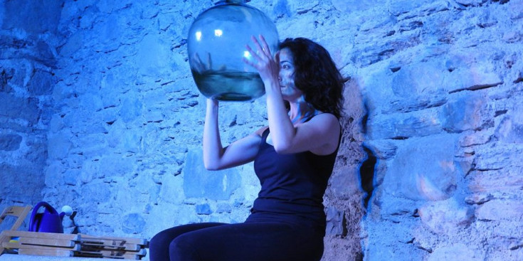 Emma Regada durant una de les seves ‘performances’.