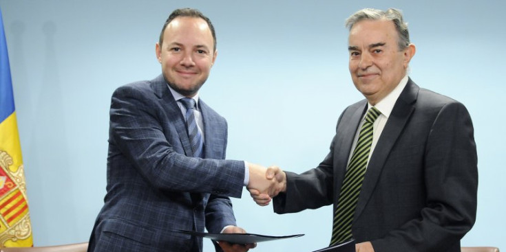 El ministre d’Afers Socials, Xavier Espot, i el president de Càritas Andorrana, Amadeu Rocamora, després de signar el conveni.