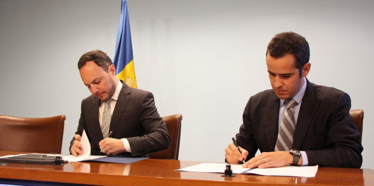 El ministre d'Afers Socials, Justícia i Interior, Xavier Espot i el president del patronat de la Fundació Privada Armor, Jordi Aristot, signen el conveni.