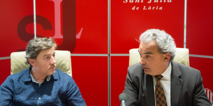 L’exconseller de Finances de Sant Julià, Joan Besolí (a l'esquerra) en una roda de premsa del comú lauredià.