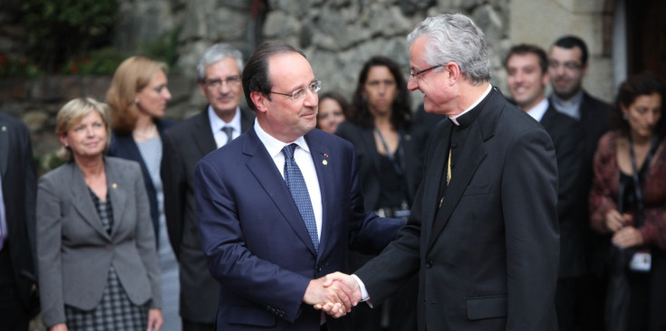 Els coprínceps se saluden davant de Casa de la Vall en la trobada de l’any passat: el president de la República de França, François Hollande, i l’arquebisbe d’Urgell, Joan-Enric Vives.
