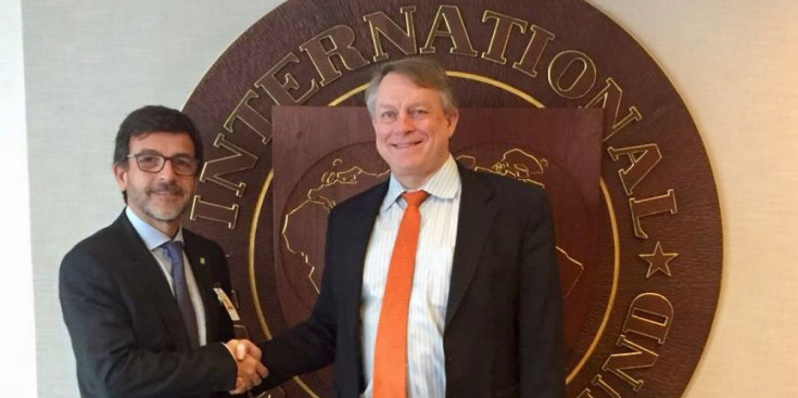 Cinca, amb el secretari de nous ingressos de l’FMI, Tom R. Rumbough, el mes de febrer passat.
