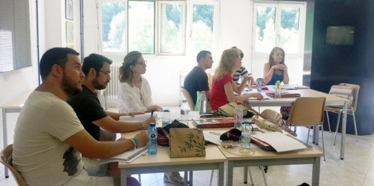 Els estudiants en el centre d’autoaprenentatge de català de la Massana, dijous al matí.
