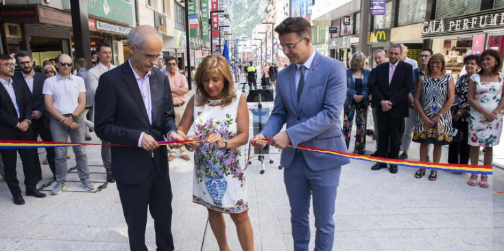 Toni Martí, Conxita Marsol i Marc Pons, tallen la cinta per inaugurar la nova avinguda Meritxell.