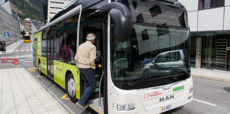 Un passatger puja en un autobús a Escaldes-Engordany.