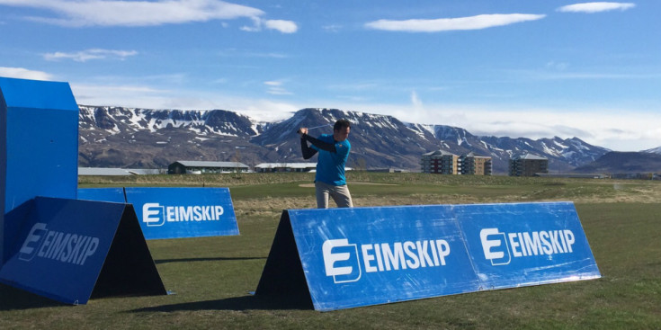 David Esteve realitza una sortida el primer dia de competició al Korpa Golf Club islandès.