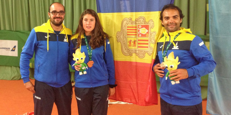 D’esquerra a dreta: Gerard Blasi, Judit Cartaña i Laurent Recouderc, amb les medalles de bronze.