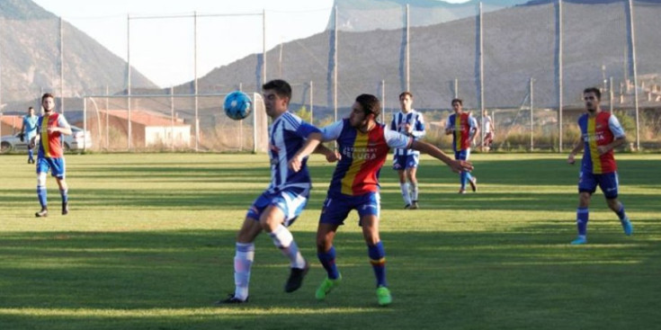 Jugada de l'amistós entre el CF Organyà i l'FC Andorra.