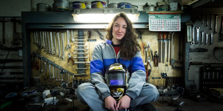 Emma Regada al taller que comparteix, ocasionalment, amb el seu pare per treballar metalls.