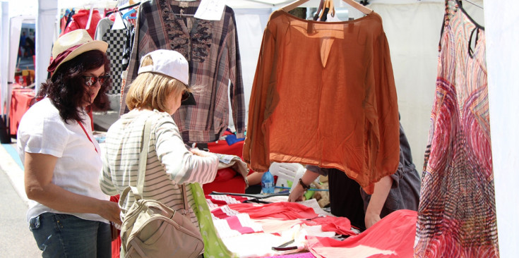 Dues dones miren roba en una parada al mercat de Rocacorba, ahir.