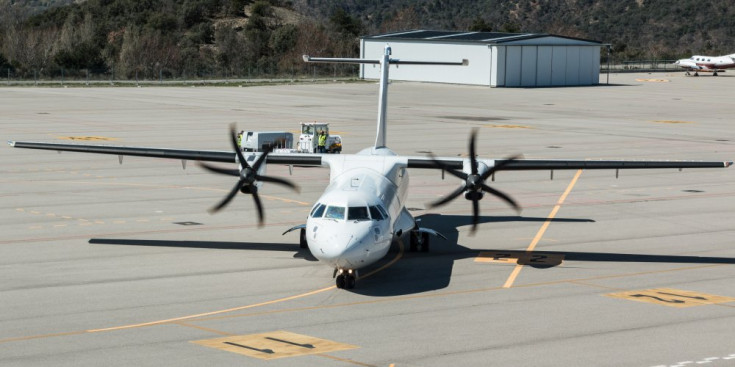 Un avió s’enlaira a l’aeroport d’Andorra-La Seu.