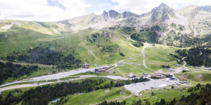 Vista aèria de les pistes d’esquí de Grau Roig, una de les zones que centra l’estudi de viabilitat del projecte d’aeroport al Principat.