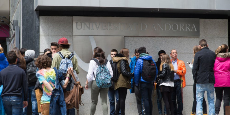 Diversos estudiants es concentren i peten la xerrada a l’entrada principal de la Universitat d’Andorra.