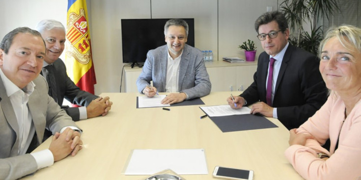 Saboya i Altimir signen el conveni del projecte.