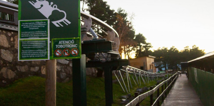 Un cartell indica les mesures de seguretat que cal adoptar per muntar a l’atracció del Tobotronc, a Naturlandia.