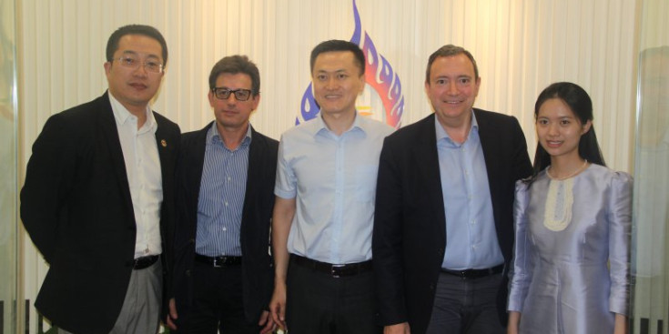 Altimir i Augé, amb els delegats de la cambra de comerç, a Beijing.