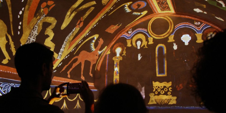 Escena del videomapatge de les pintures de Santa Coloma.