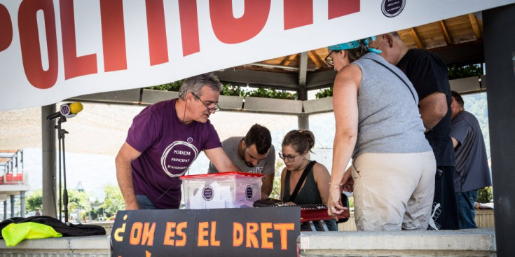 Un grup de persones participa en la recollida de signatures contra l’augment del preu dels lloguers, el juny passat a la plaça del Poble.