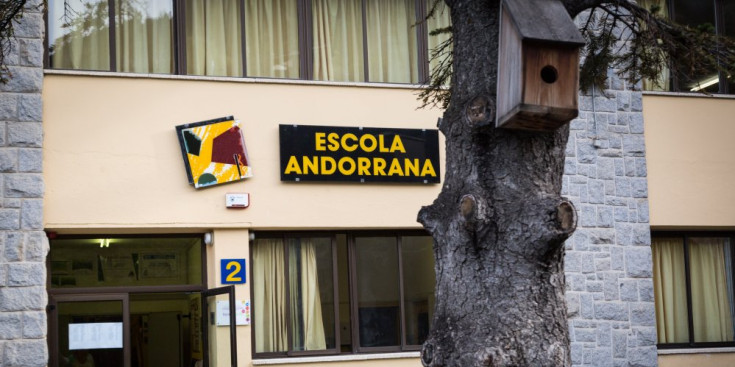 La façana principal de l'Escola Andorrana de Sant Julià.