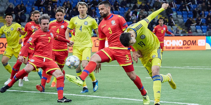 Marc Pujol i Marc Vales intenten evitar una rematada kazakh a l’Astana Arena en el quart duel de la Lliga de les Nacions.