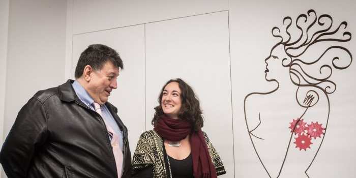 El president d’Assandca, Josep Saravia, i Emma Regada amb l’escultura.