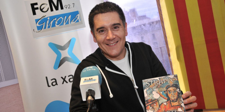 Gironell durant la presentació del llibre a la ràdio FeM Girona.