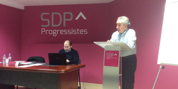 Jaume Bartumeu, al faristol, i Joan Marc Miralles, a la taula, dissabte a la seu d’SDP.