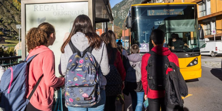 Joves de l’escola andorrana d’Encamp agafen l’autobús que els porta a Escaldes i Andorra la Vella, ahir.