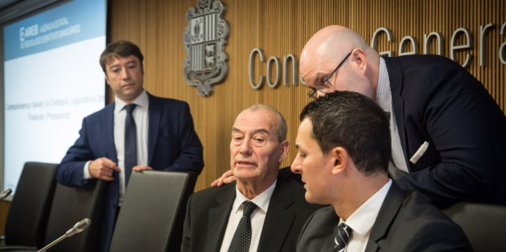 Albert Hinojosa al costat de Miquel Aleix, Jordi Gallardo i el secretari de la comissió.