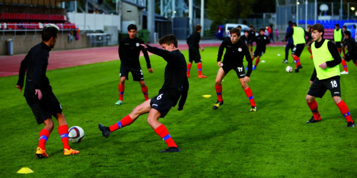 La selecció nacional sub-17 entrena a l’Estadi Comunal, dimarts.