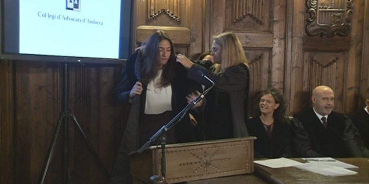 La degana del Col·legi d’Advocats, Sophie Bellocq, col·loca la toga a una de les noves advocades que ahir va jurar el càrrec a la Casa de la Vall.