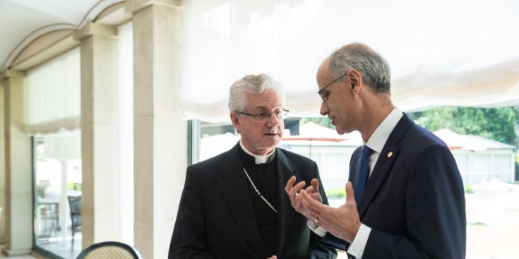 El copríncep episcopal, Joan-Enric Vives, conversa amb el cap de Govern, Toni Martí.