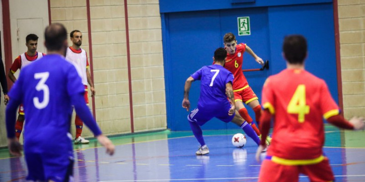 La Selecció Andorrana juga un partit amistós contra els xipriotes als Serradells, ahir.